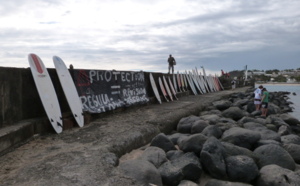Retour en images sur la manifestation de surfeurs à St-Gilles