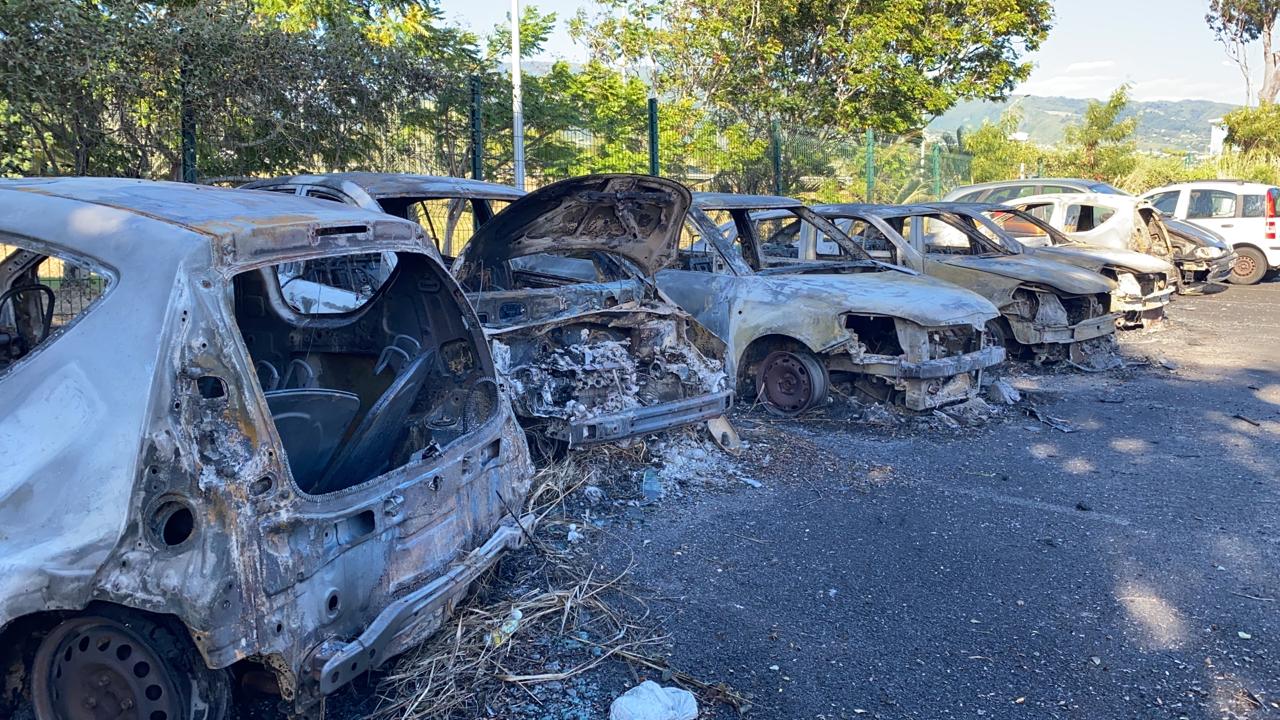 Gros incendie à Gillot: 97 voitures incendiées