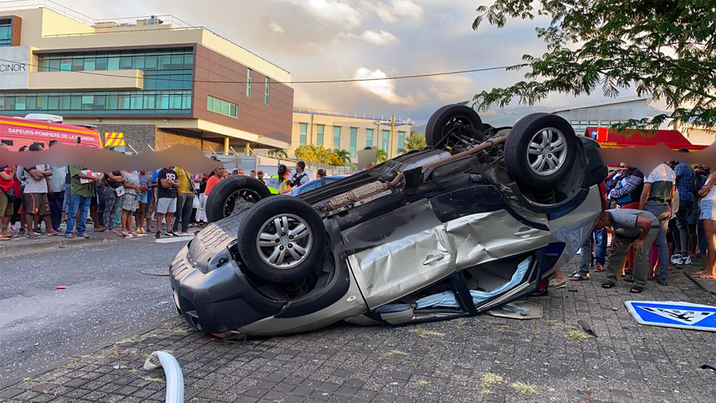 Accident de voiture à Prima : une voiture sur le toit