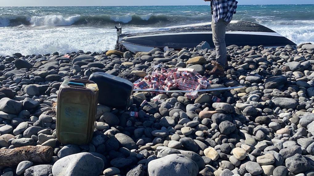 Un hors-bord échoué à la rivière du Mât, un trafic de cigarettes supposé