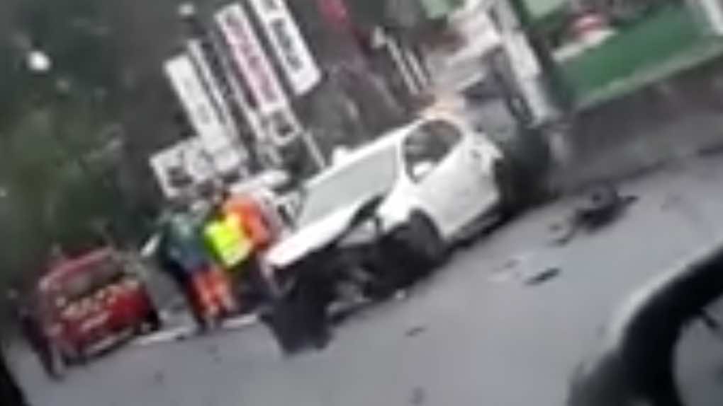 Double accident à hauteur de la Jamaïque avec une voiture renversée et un motard au sol