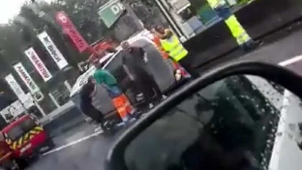 Double accident à hauteur de la Jamaïque avec une voiture renversée et un motard au sol
