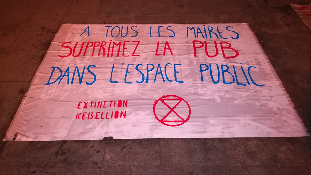 Extinction Rebellion et Green Peace font une opération à la mairie de Saint-Leu