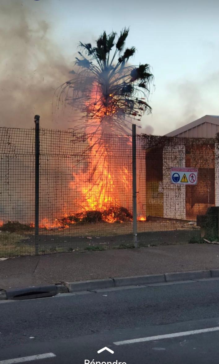 St-Denis: Le site de l'ex-Espace Océan ravagé par les flammes