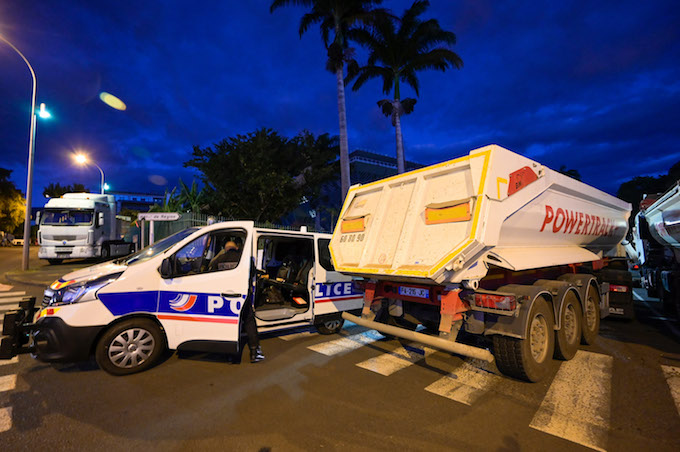 Après une nuit passée devant la Région, les transporteurs durcissent le mouvement