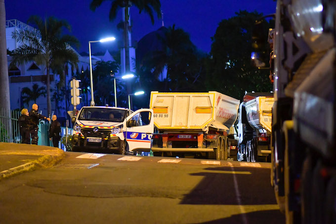 Après une nuit passée devant la Région, les transporteurs durcissent le mouvement