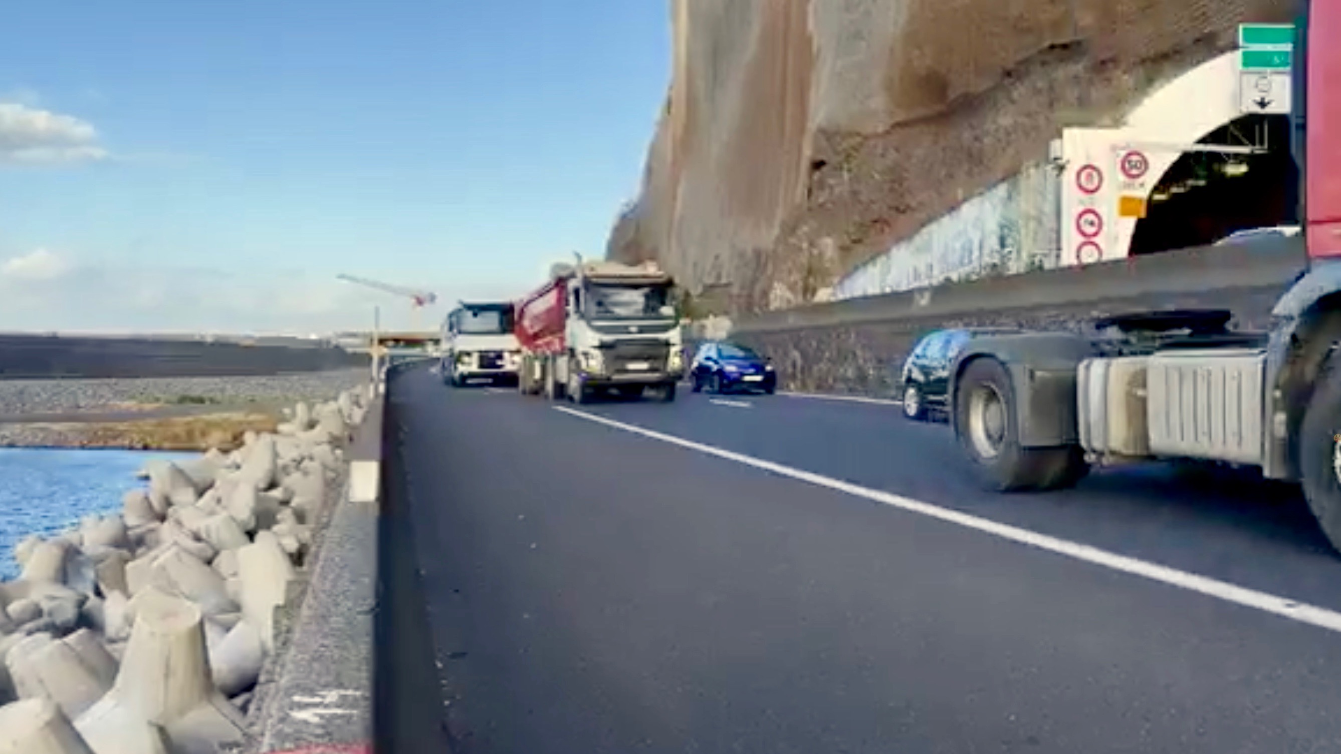 Transporteurs: L'opération escargot se poursuit sur la route du littoral