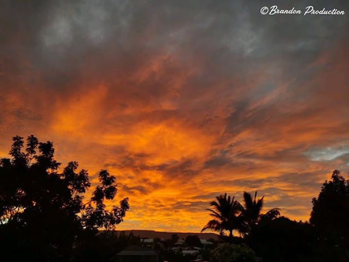 Hiver austral : Ciel de feu au-dessus de la Ravine des Cabris