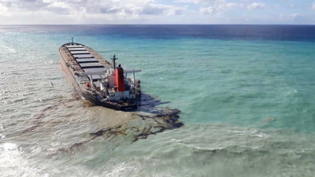 Catastrophe écologique à Pointe d'Esny : Des hydrocarbures s’échappent du MV Wakashio