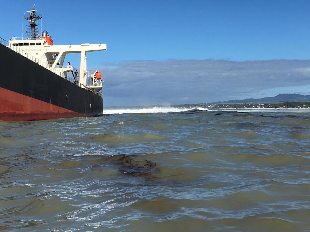 De nouvelles photos du vraquier Wakashio échoué à l'île Maurice