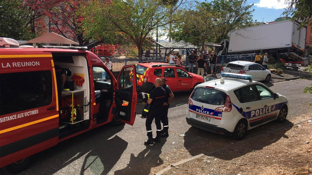 Moufia : Un camion de livraison arrache tout sur son passage 
