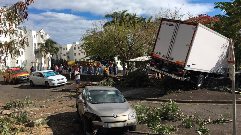 Moufia : Un camion de livraison arrache tout sur son passage 