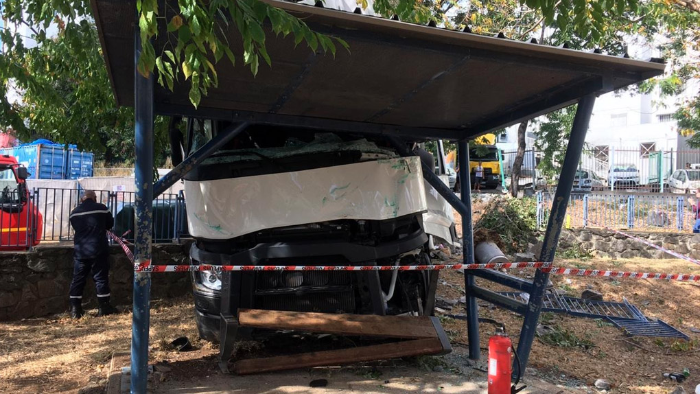 Moufia : Un camion de livraison arrache tout sur son passage 