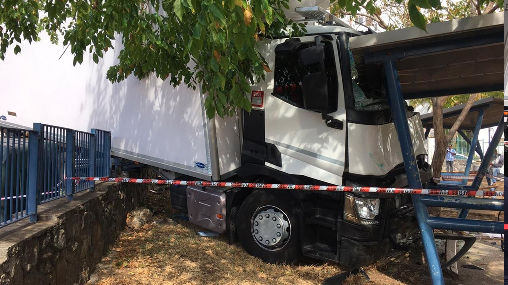 Moufia : Un camion de livraison arrache tout sur son passage 