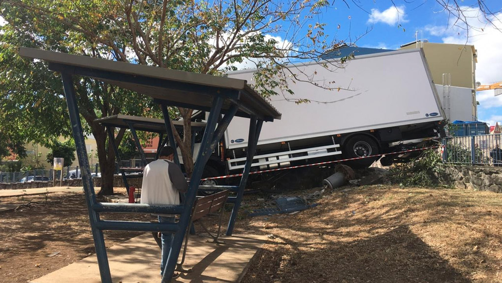Moufia : Un camion de livraison arrache tout sur son passage 