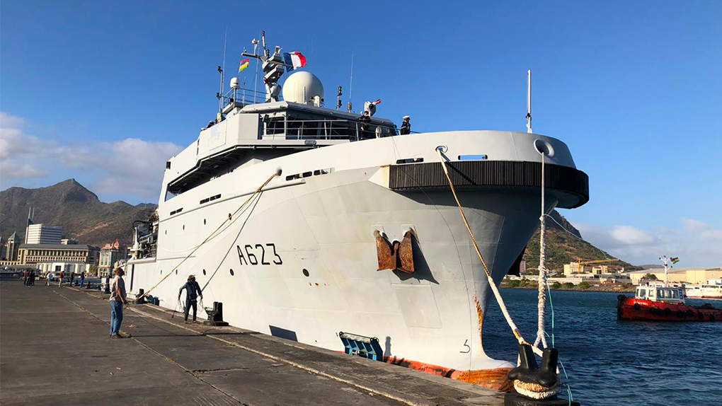 Photos : L’aide française contre la marée noire arrive à l’île Maurice