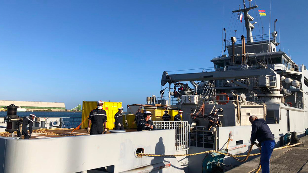 Photos : L’aide française contre la marée noire arrive à l’île Maurice