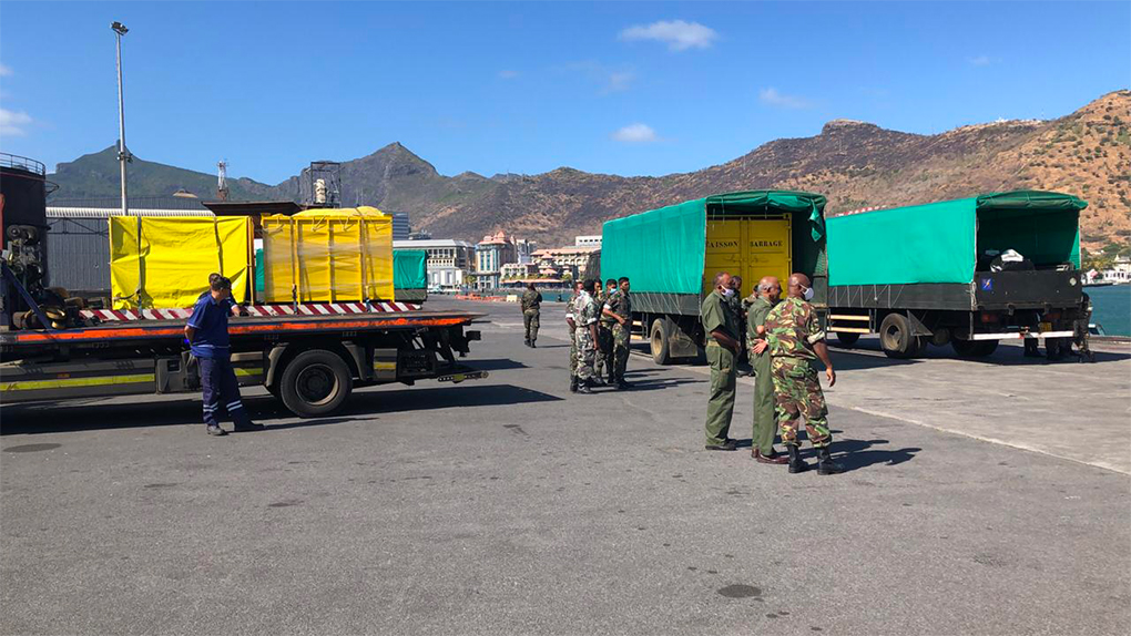Photos : L’aide française contre la marée noire arrive à l’île Maurice