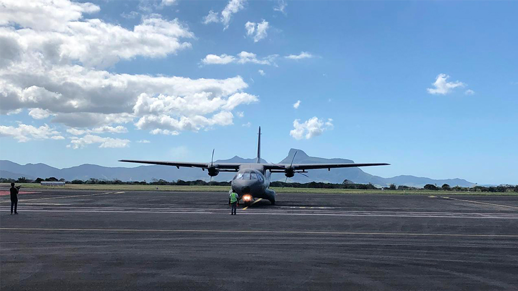 Photos : L’aide française contre la marée noire arrive à l’île Maurice