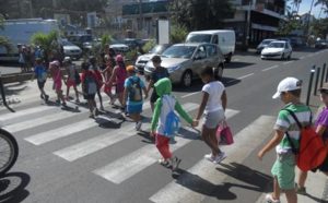 Les marmailles apprennent les dangers de la circulation piétonne