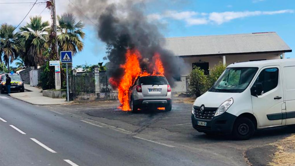 Une voiture en feu à Saint-Paul