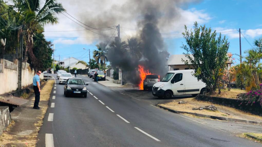 Une voiture en feu à Saint-Paul