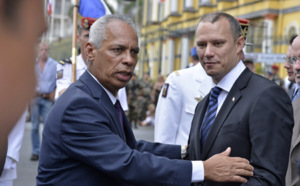 V. Lurel rencontre J-P Adam et se fait interpeller par des manifestants
