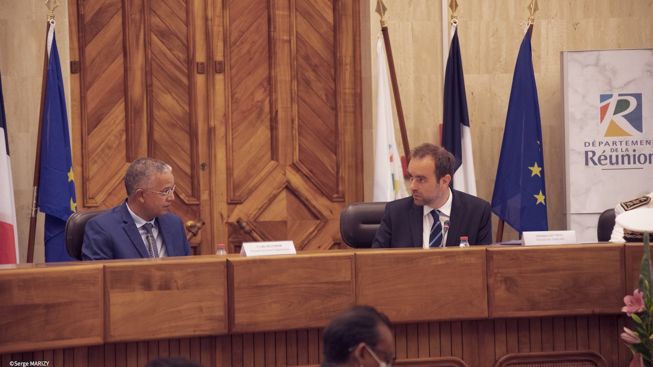 Photos - Gestion de la crise sanitaire : Les maires de La Réunion rencontrent Sébastien Lecornu