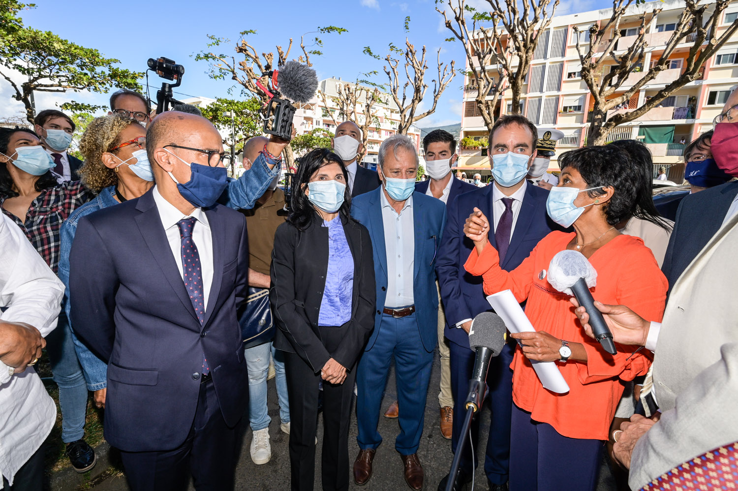 Retour en images sur la rencontre entre le ministre des Outre-mer et les habitants de logements sociaux