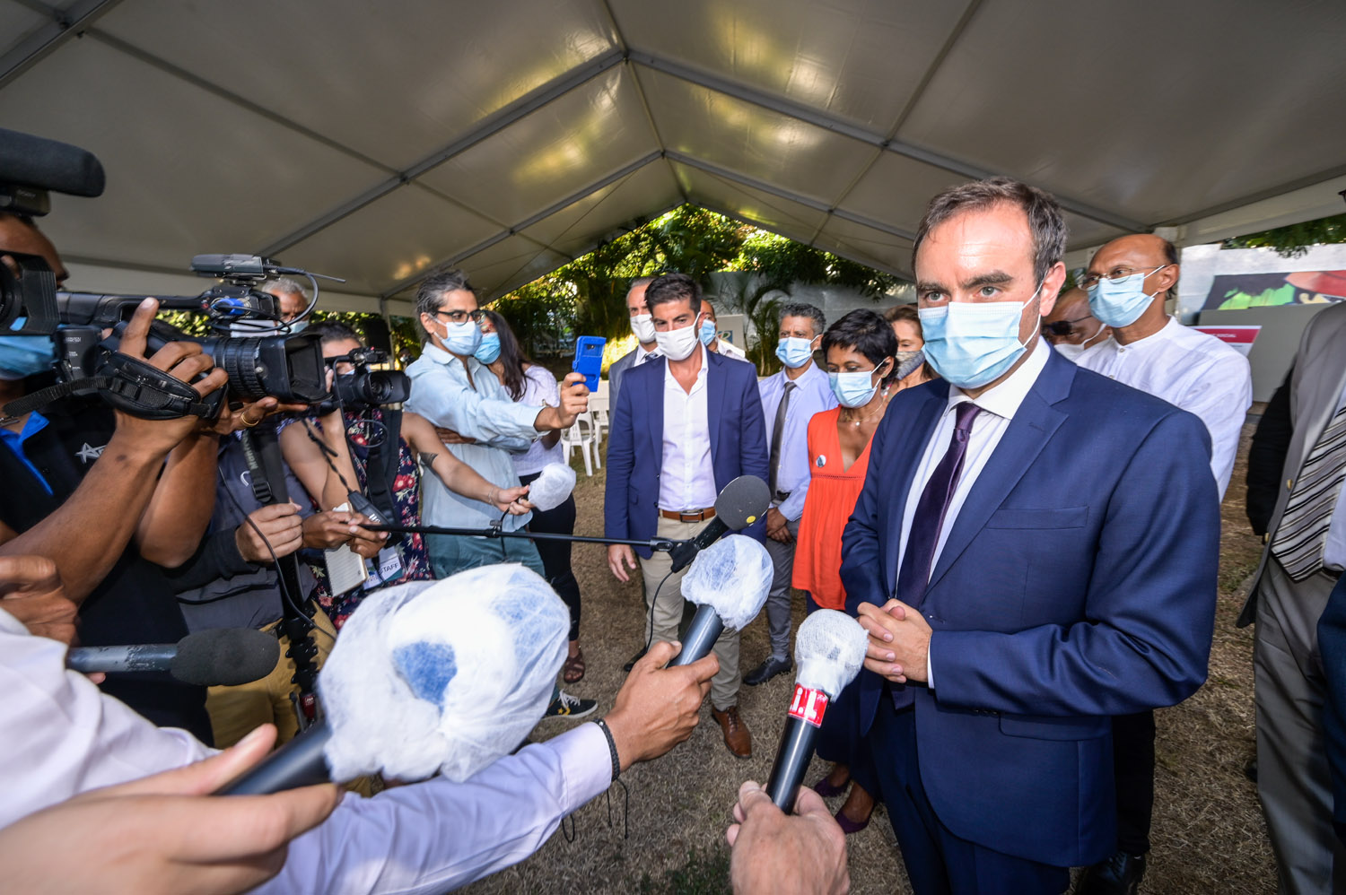 Retour en images sur la rencontre entre le ministre des Outre-mer et les habitants de logements sociaux