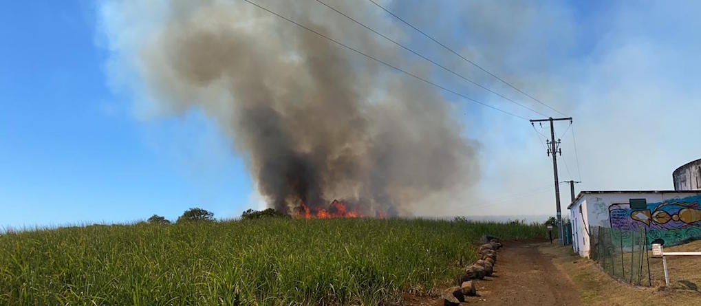 Impressionnant feu de cannes à Sainte-Marie