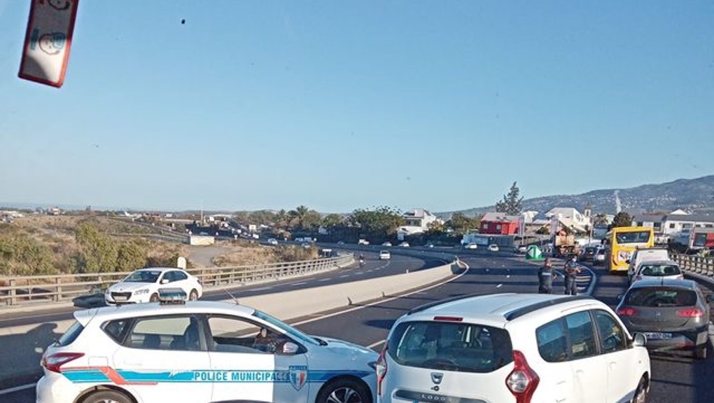 Accident à St-Louis : Un poids lourd encastré dans la glissière centrale