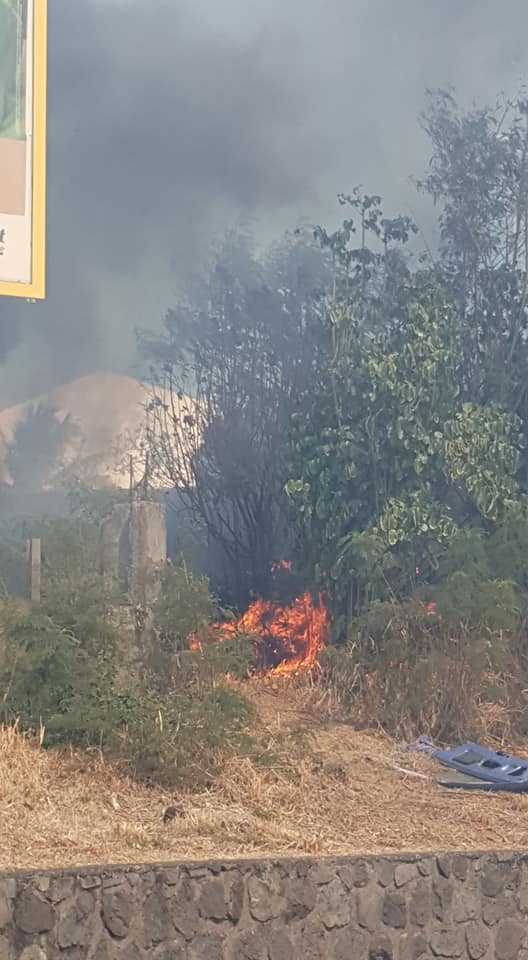 Important feu de broussailles à Ste-Clotilde