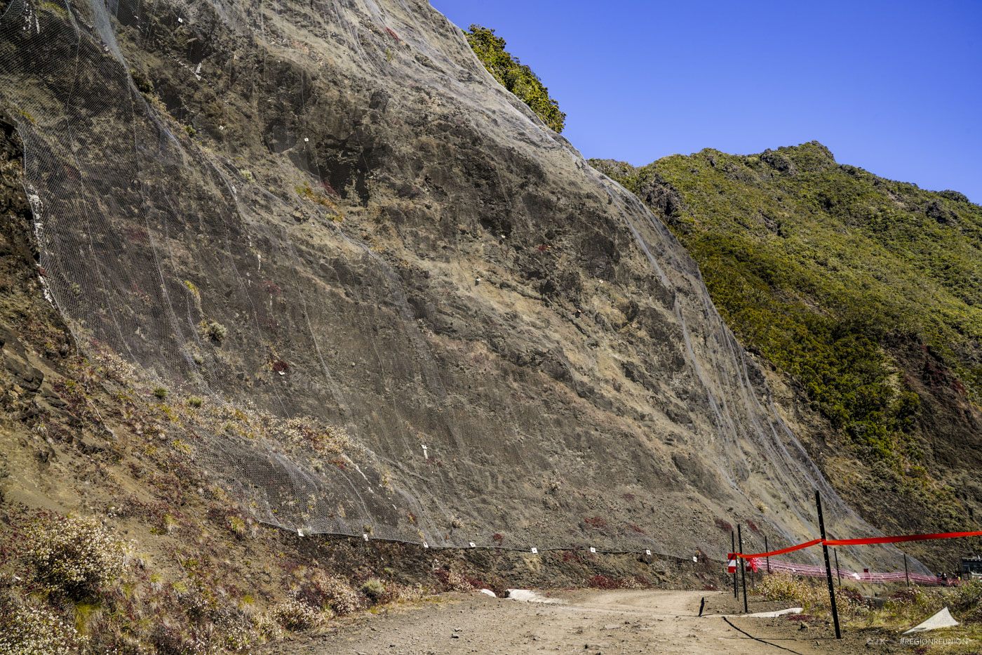 Travaux de sécurisation de la route forestière du Haut Mafate à Salazie