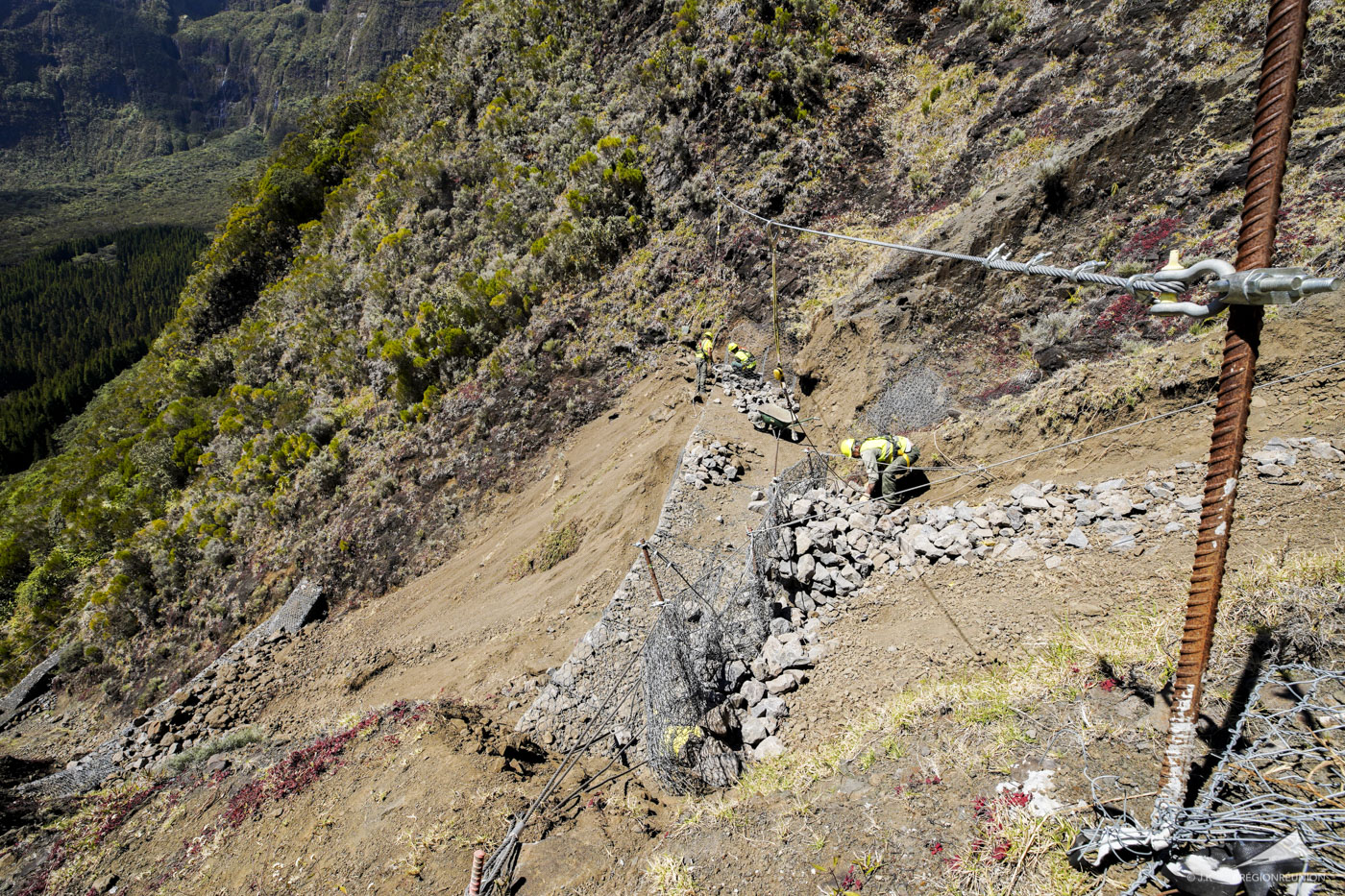 Travaux de sécurisation de la route forestière du Haut Mafate à Salazie