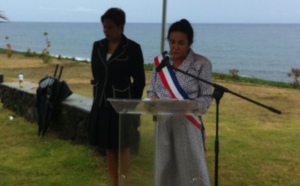 La députée-maire et la sous-préfète de St-Paul au cimetière des esclaves