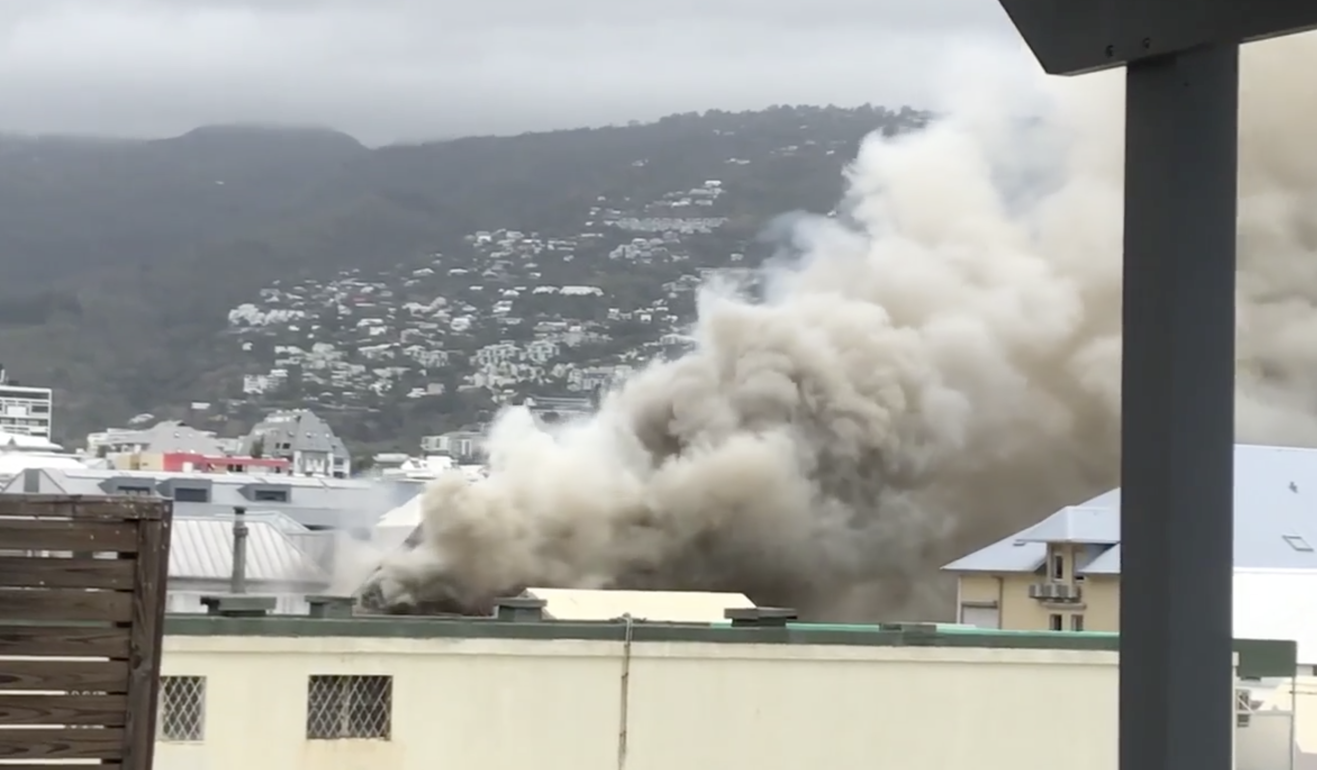 Vidéo - Impressionnant incendie en centre-ville de Saint-Denis