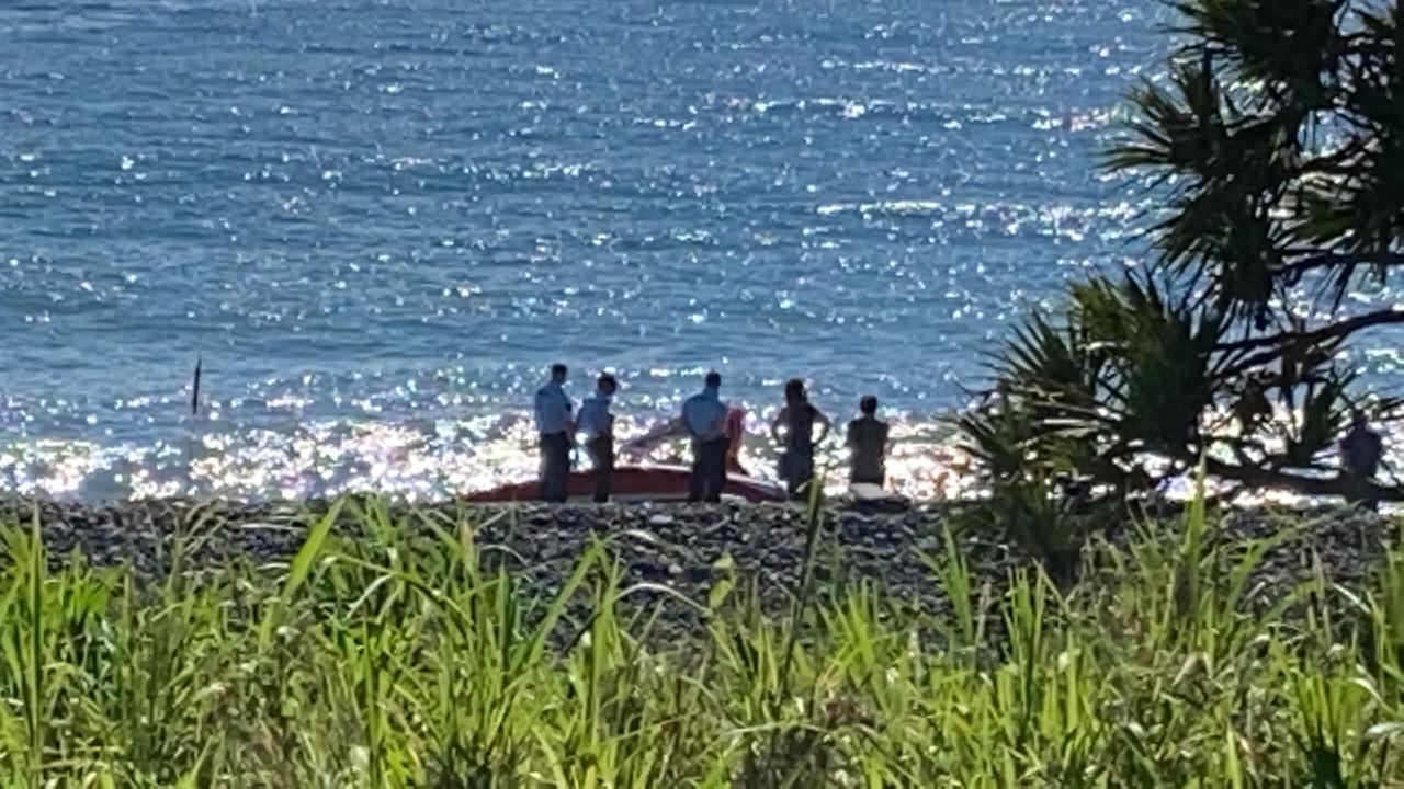 Vidéo - Un hors-bord échoué à Saint-Benoît, l'hélicoptère survole l'océan
