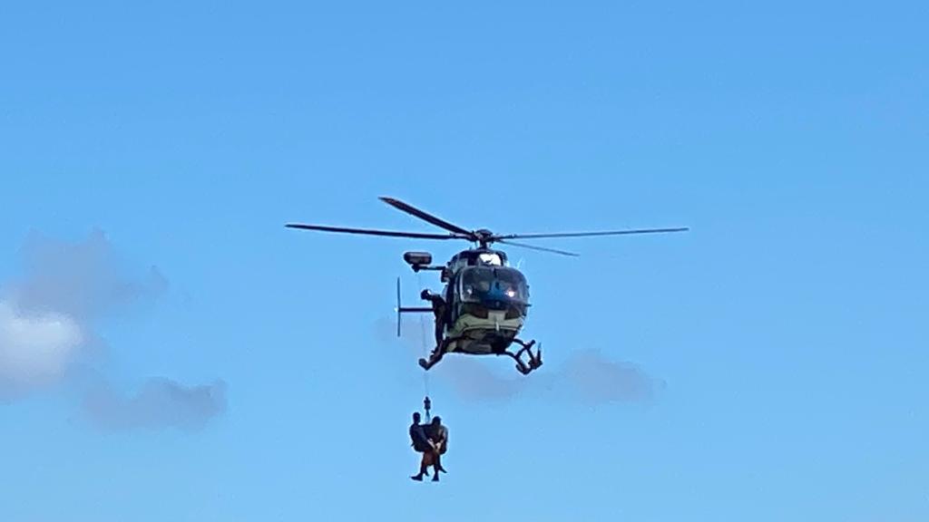 Vidéo - Un hors-bord échoué à Saint-Benoît, l'hélicoptère survole l'océan