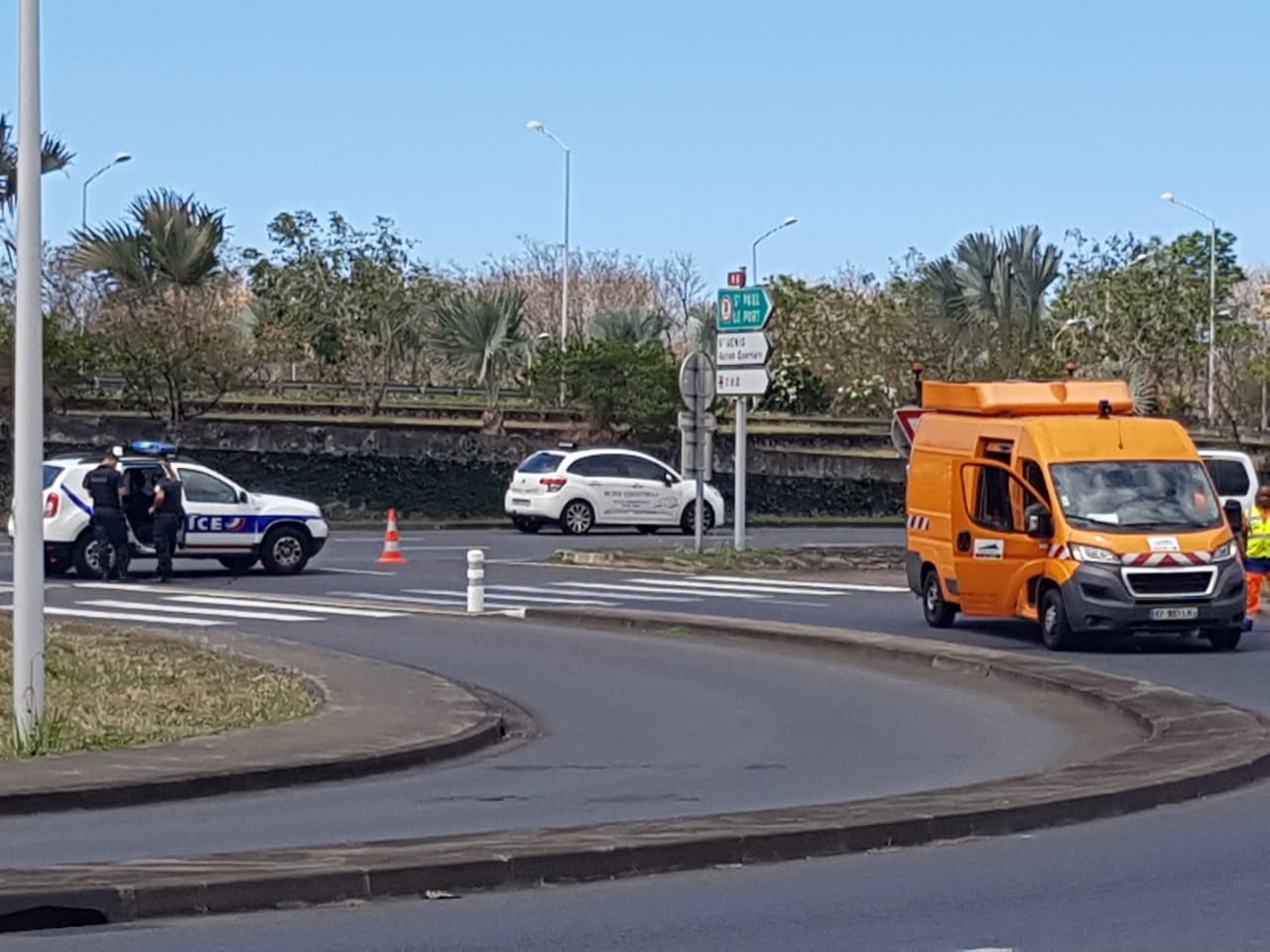 Secouristes et forces de l'ordre mobilisées sur le Pont de la Rivière des Pluies
