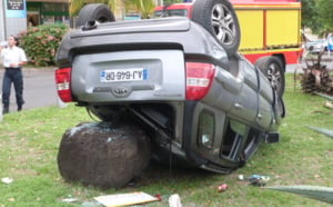 Une voiture sur le toit au rond-point de la Trinité à St-Denis