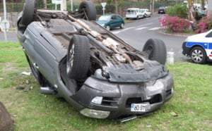 Une voiture sur le toit au rond-point de la Trinité à St-Denis