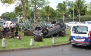 Une voiture sur le toit au rond-point de la Trinité à St-Denis