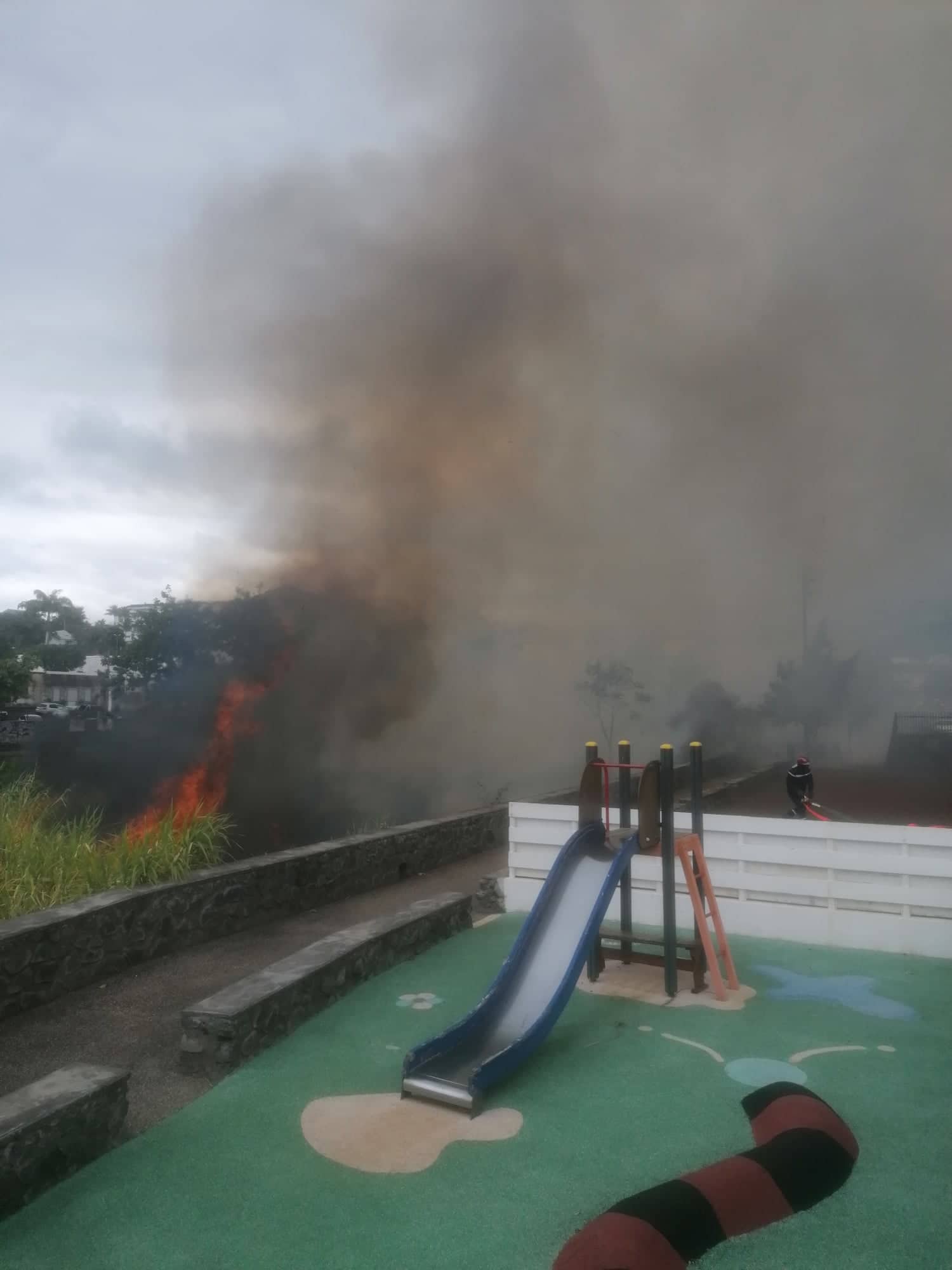 Saint-Denis : Important feu de broussailles dans le Bas de la Rivière