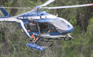 Spectaculaires images de l'hélitreuillage du corps découvert à St-Pierre