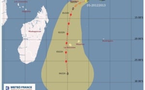 Le cyclone devrait passer jeudi à 75 km dans l'Ouest de la Réunion