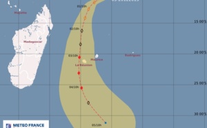 La dépression tropicale à 1160 km au Nord-Nord-Est de l'île