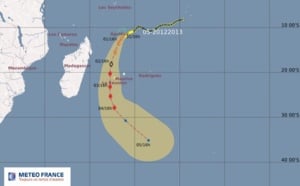 La dépression tropicale à 1040 km au Nord-Nord-Est de l'île