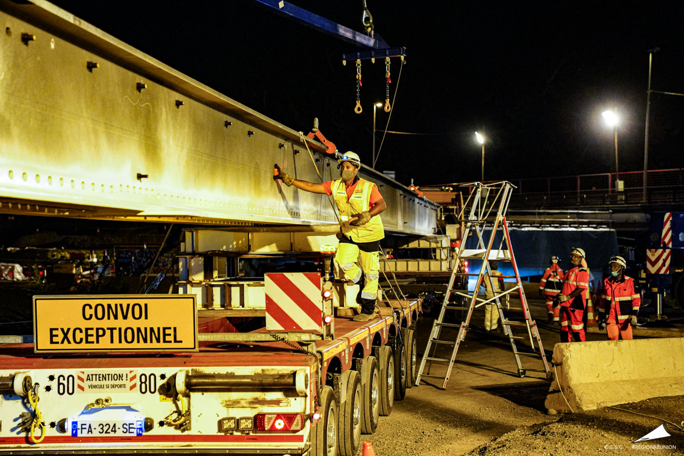 Pose de la 1ère poutrelle du chantier du Nouveau Pont de la Rivière Saint-Denis (NPRSD)