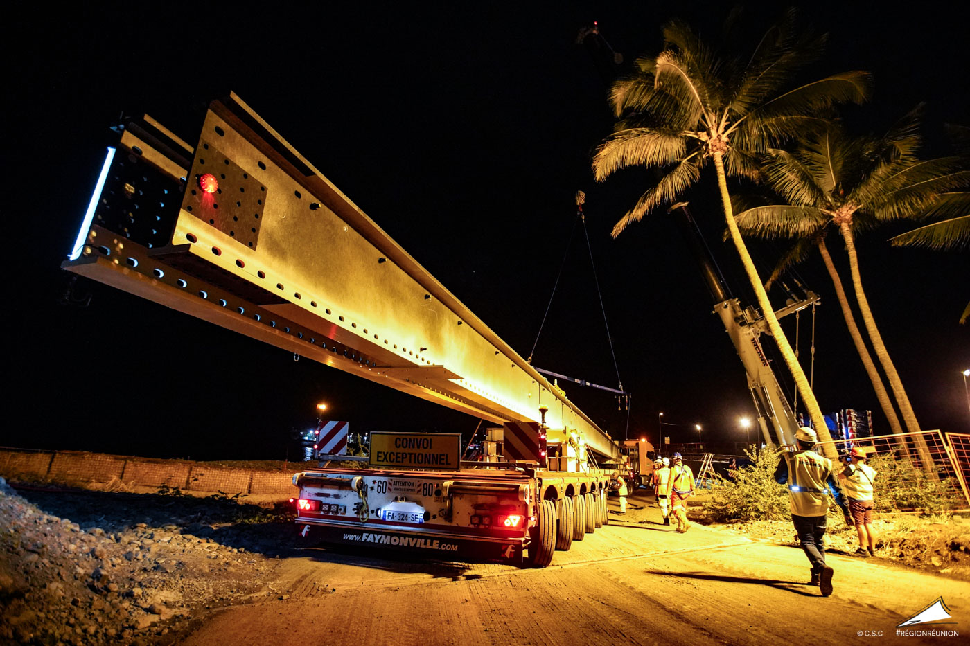 Pose de la 1ère poutrelle du chantier du Nouveau Pont de la Rivière Saint-Denis (NPRSD)